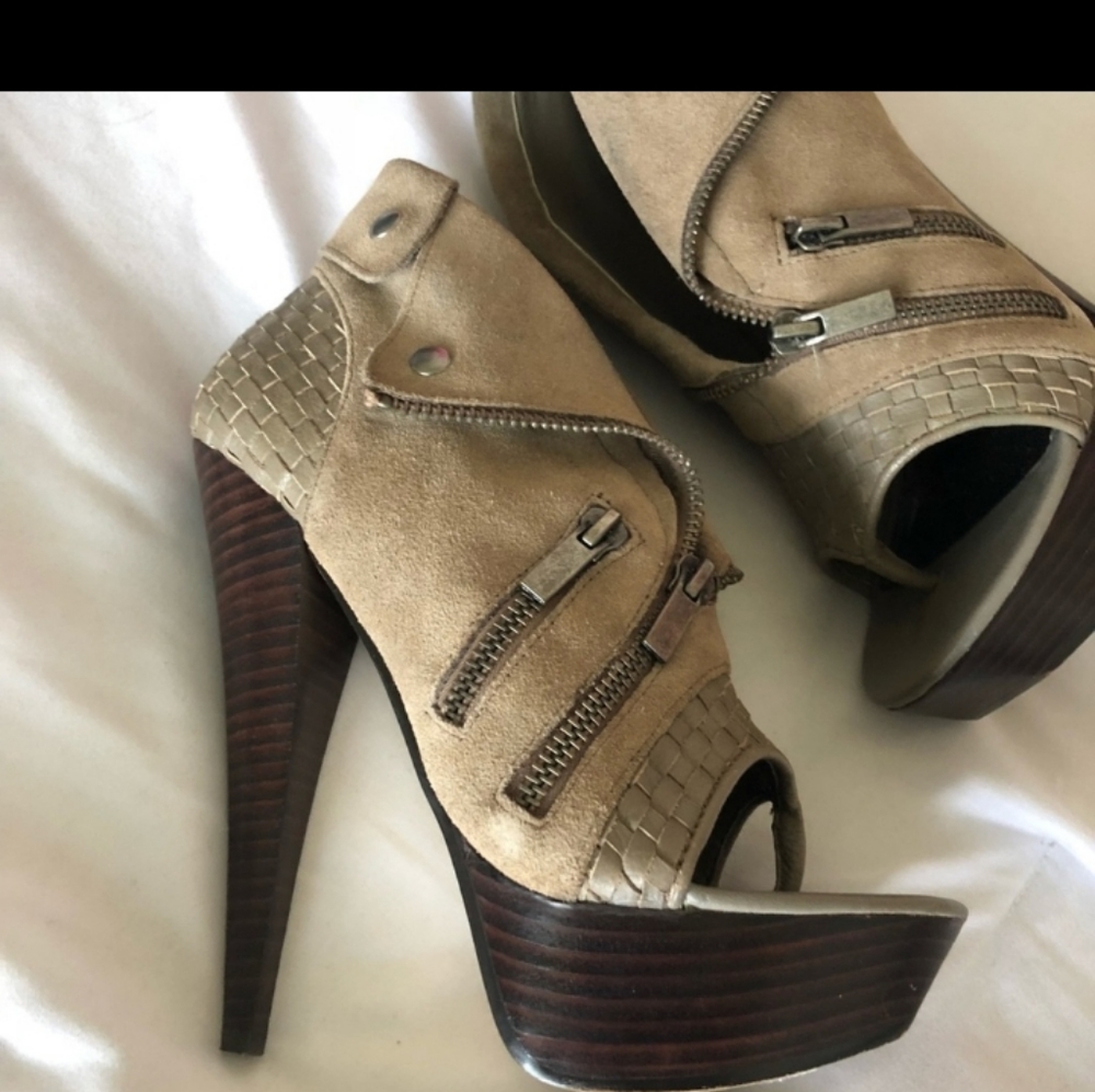 Bebe size 7 olive heels